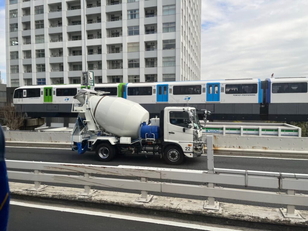 高速バスからモノレールが見えた