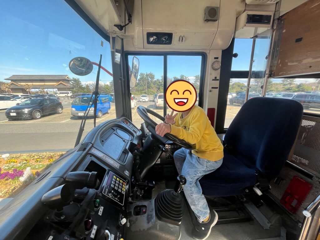 RYUGUJO STATIONのバス運転席