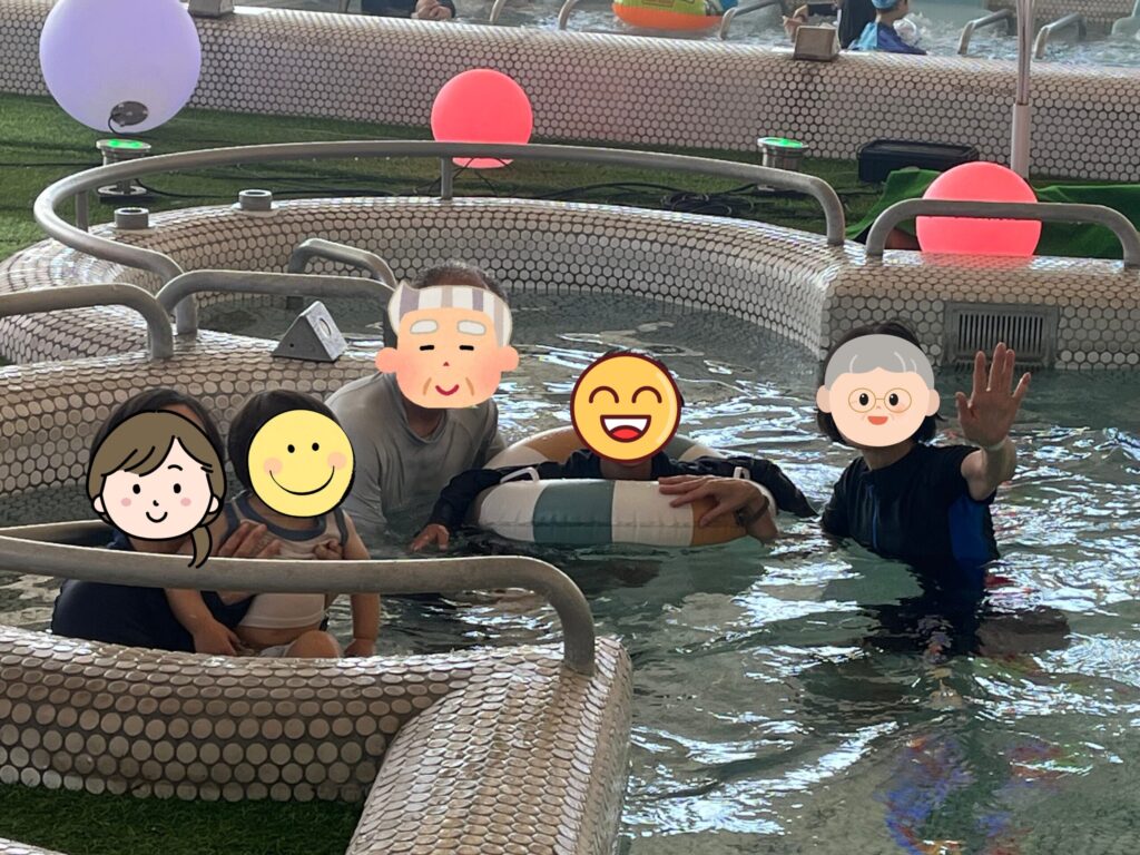 屋内プールを３世代で満喫