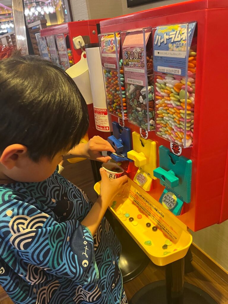 お菓子のガチャガチャ