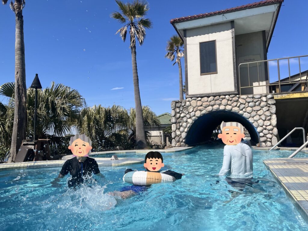 屋外プールを満喫する祖父祖母と息子