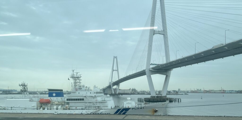 巡視船「みずほ」も電車から見える