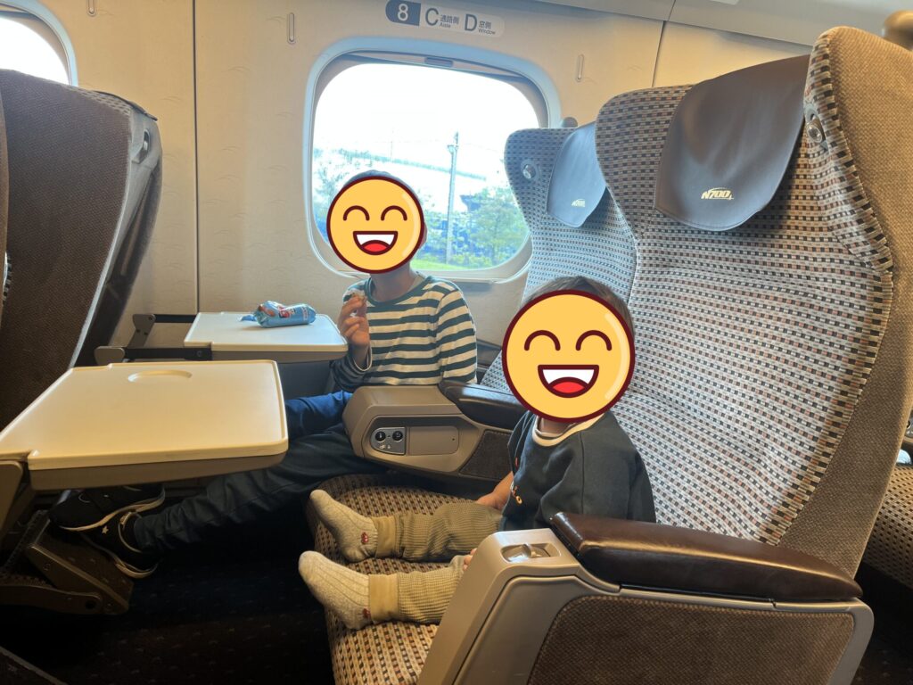 グリーン車で休憩する息子