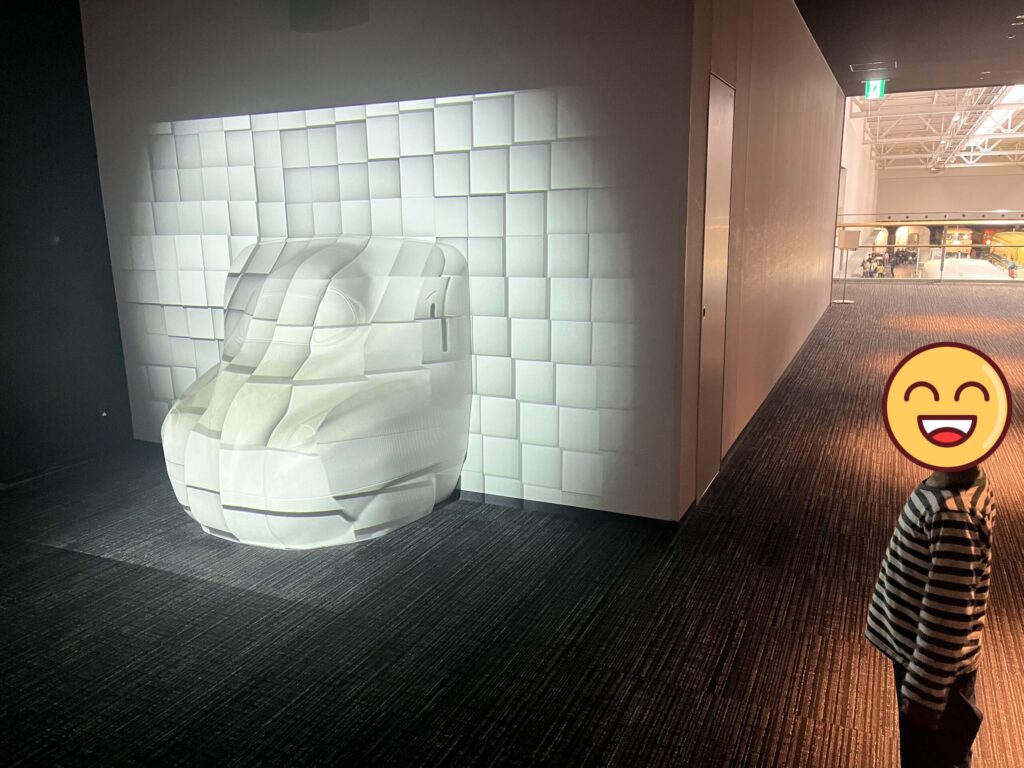 不思議そうにプロジェクションマッピングを鑑賞する息子