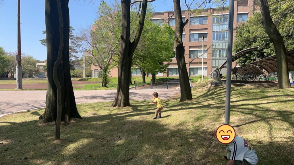 隣接する「国立看護大学校」のグラウンドで走り回る息子たち