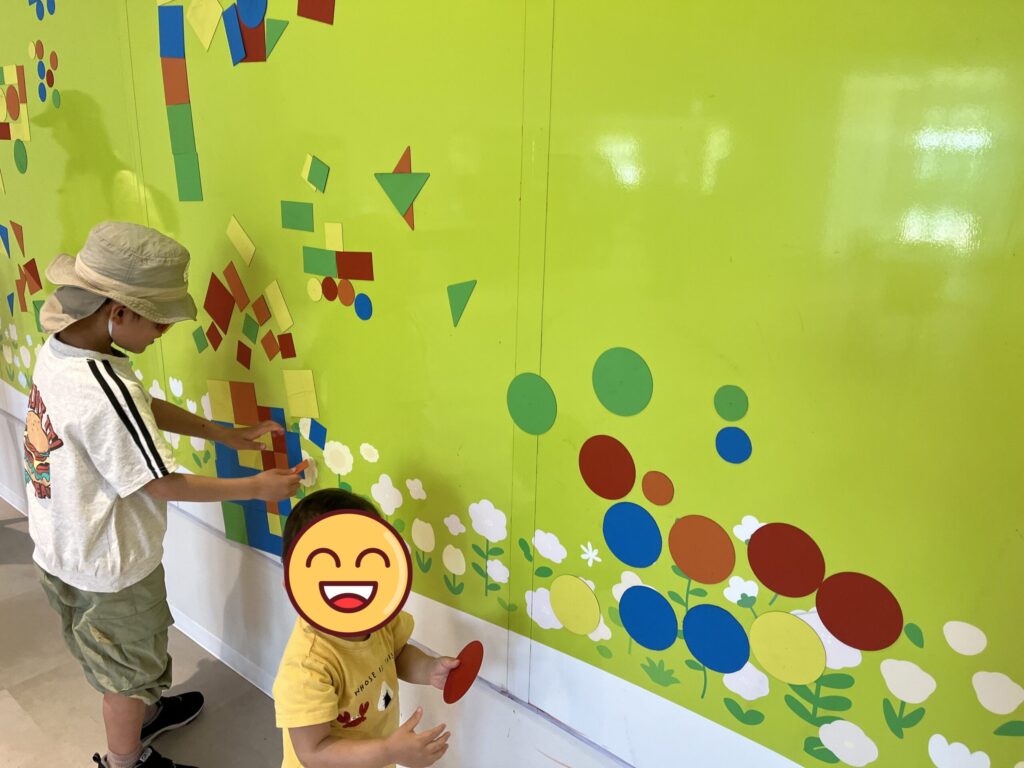 「まつぼっくる」のロビーでマグネット遊び