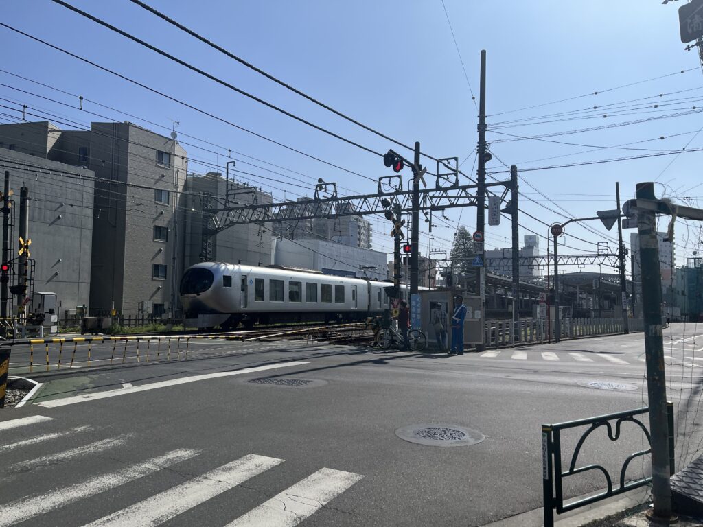 徒歩ルートは西武線沿いでいろいろな電車が見れる