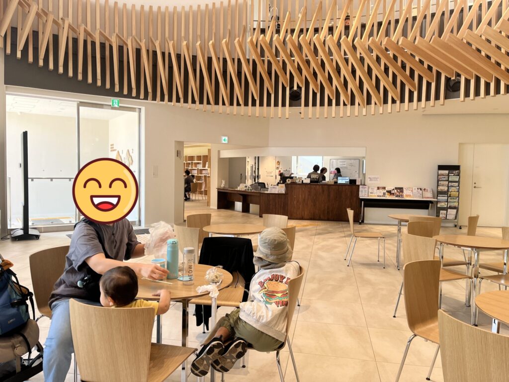 「まつぼっくる」のロビーでのんびり